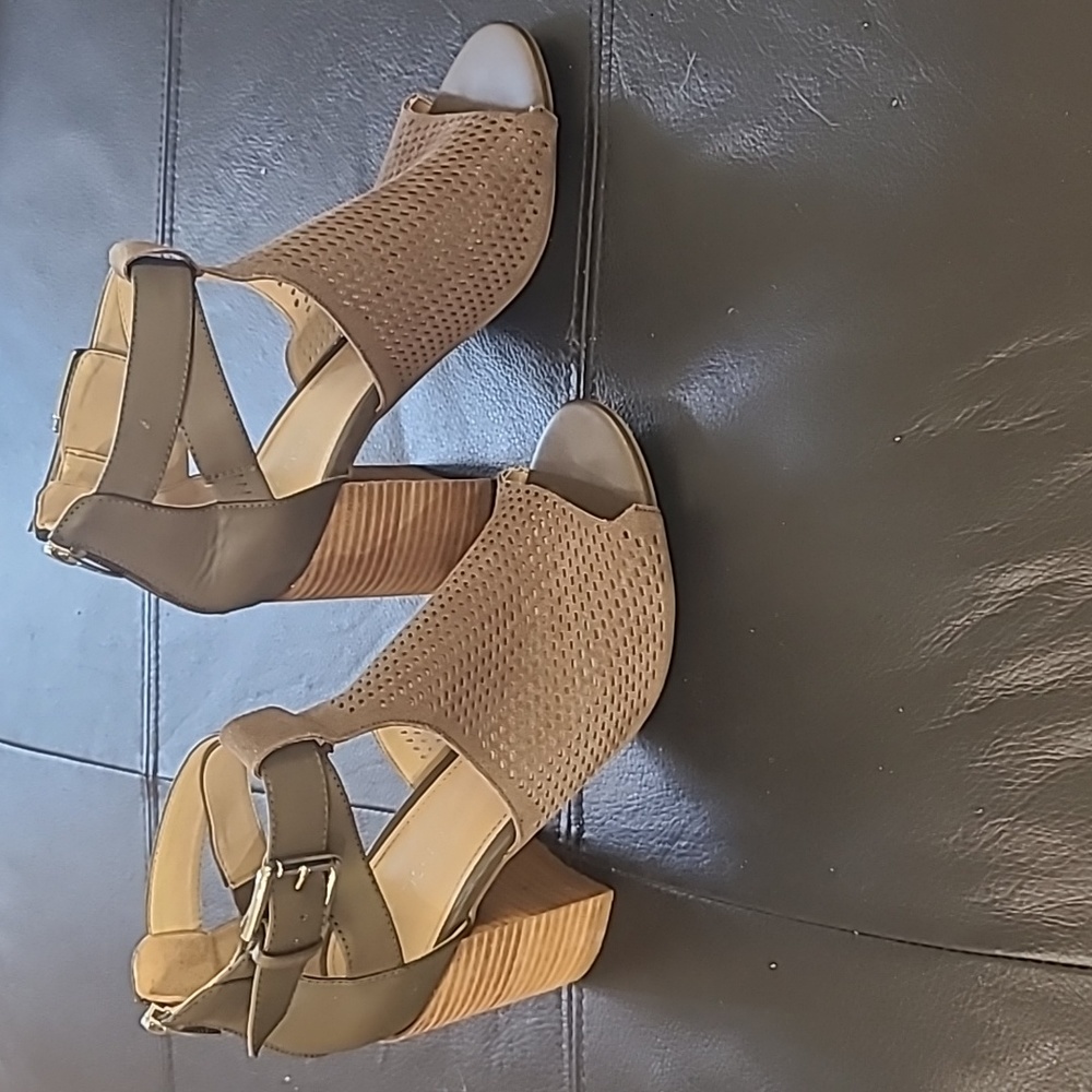 Marc Fisher size 9 gray Gabie stacked heel open toe sandal